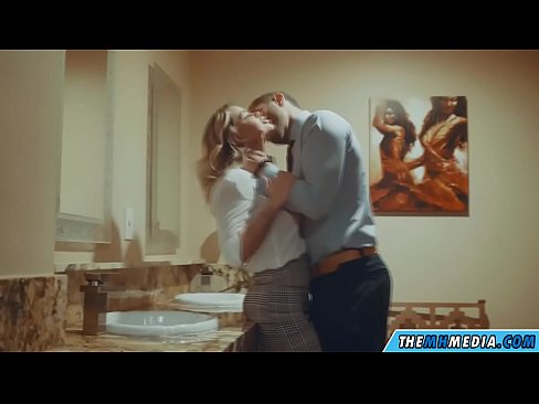 ❤️ Pamene blonde wabusty akunyengererani m'chimbudzi cha anthu onse ️ pa ife% ny.my-hentai-gallery.ru% ❌❤